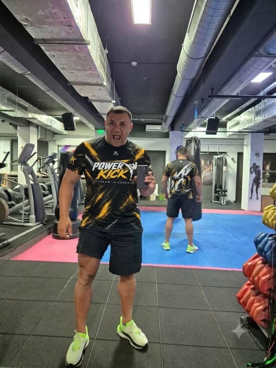 Antrenor Power Kick în tricoul clubului